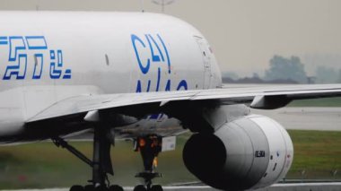 MOSCOW, Rusya Federasyonu - 28 Temmuz 2021: Taşıma gemisi Tupolev Tu-204 Aviastar-TU ile Cai Niao Livery taksisi Sheremetyevo SVO 'da. Taksiyoldaki uçak, yan görüş