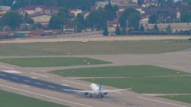 SOCHI, Rusya - 2 Ağustos 2022 Pobeda Boeing 737 'nin şehir ve denizin üzerinden havalandıktan sonra irtifa kazanma ihtimali düşük. Jet uçağı kalkıyor. Seyahat kavramı