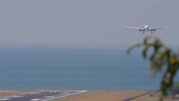 Αεροπλάνο Πλησιάζει Και Προσγειώνεται Στο Νησί Μπλε Θάλασσα Φόντο — Αρχείο Βίντεο