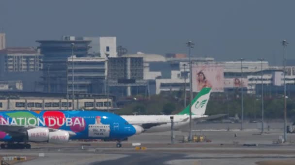 Bangkok Tajlandia Styczeń 2023 Airbus A380 Emiratów Wylądowaniu Lotnisku Suvarnabhumi — Wideo stockowe
