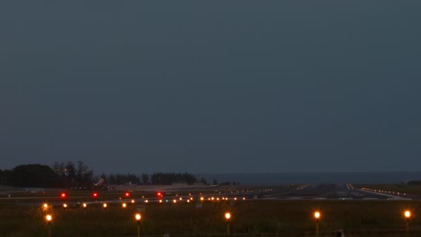 Ljus Landningsbana Phuket Flygplats Gryningen Flygfält Vid Skymningen Panoramautsikt Flygfältet — Stockvideo