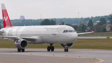 MOSCOW, Rusya Federasyonu - 29 Temmuz 2021: Airbus A321, Nordwind Havayolları 'nın VQ-BOD' u Sheremetyevo havaalanında taksicilik yapıyor. Taksideki uçaklar. Havaalanında ticari jet var.