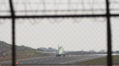 Yolcu uçağı uzaklarda, Phuket 'ten kalkıyor. Havada uçak var. Uluslararası yolcu taşımacılığı. Uçak uzaktan uçuyor. Arkaplan