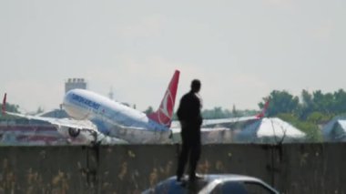 ALMATY, KAZAKHSTAN - 5 Mayıs 2019: Boeing 737 TC-JVR Türk Hava Yolları havalandı. Yolcu uçağı kalkıyor. Jet, köyün arka planı ve sisli dağlar.