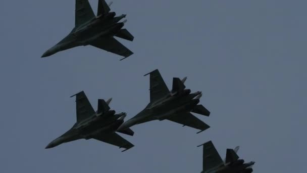 进行特技飞行的战斗机 空军航空兵飞机在空中旋转 极端飞行 — 图库视频影像