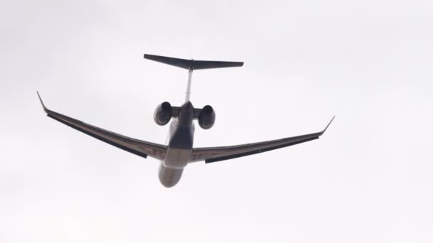 Ett Litet Jetpassagerarplan Med Ett Oigenkännligt Livré Flyger Bakifrån — Stockvideo