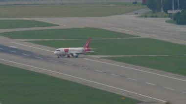 SOCHI, RUSSIA - 02 AĞUSTOS 2022: Red Wings Airlines 'dan Sukhoi Superjet 100 kalkışa hazır, Soçi havaalanından pist kalkışa hazır. Turizm ve seyahat kavramı