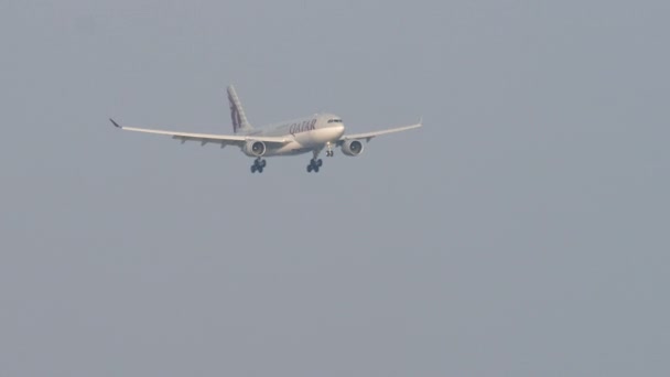 Пхукет Таиланд Февраля 2023 Года Самолет Пассажира Airbus A330 Qatar — стоковое видео