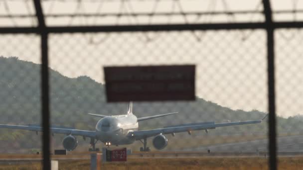 Cestující Letadlo Přistávající Letištní Dráze Kilometry Snížení Brzdné Rychlosti — Stock video