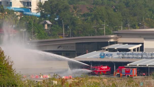 Phuket Tailandia Febrero 2023 Camión Bomberos Del Aeropuerto Rociando Agua — Vídeos de Stock