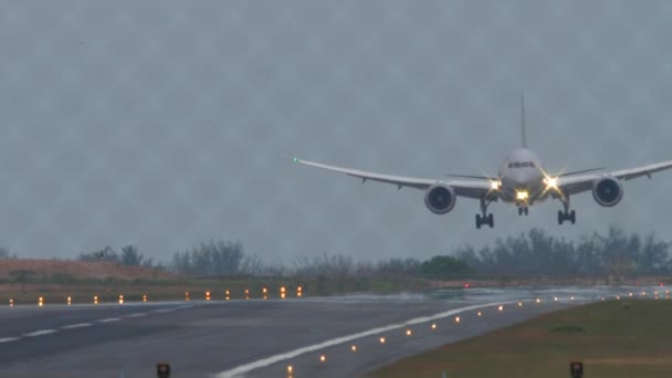 Widebody Airliner Arriving Phuket Airport Landing Touching — Stock Video