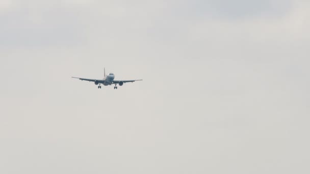 Самолет Летит Низкоугольный Снимок Самолёта Приближающегося Посадке — стоковое видео