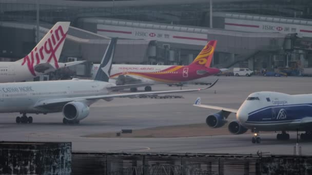 Hong Kong Marraskuu 2019 Cargo Jumbo Jet Cargologicair Rullaustiellä Hongkongin — kuvapankkivideo
