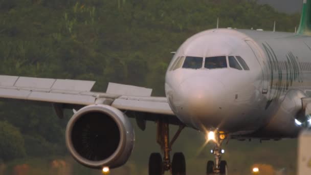 Phuket Thailand February 2023 スプリング航空機がプーケット空港に着陸し ブレーキをかけ 台無しにする 航空機が到着する スプリングエア 中国の低コスト航空会社 — ストック動画