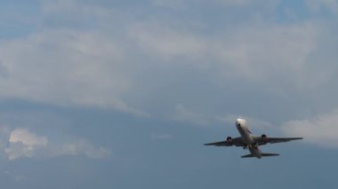 PHUKET, THAILAND - 23 HAZİRAN 2023: Jet yolcu uçağı Boeing 767, Sunday Airlines 'ın UP-B6703' ü üstümüzde uçuyor. Seyahat havacılık kavramı