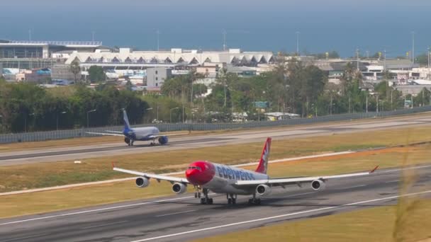 Phuket Thailand 2023年2月6日 Edelweiss Air的A340喷气式空中客车在普吉机场起飞 喷气式飞机起飞旅游和旅行概念 — 图库视频影像