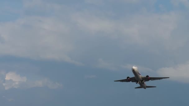 Phuket Thailand January 2023 喷气客机波音767 Sunday航空公司的Up B6703在头顶飞行 旅行航空概念 — 图库视频影像