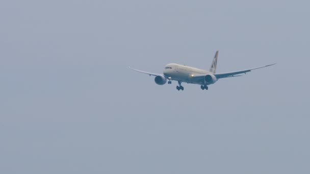 Phuket Thailand Januar 2023 Boeing 787 Von Etihad Landeanflug Sonnenuntergang — Stockvideo