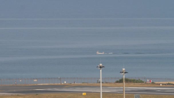 プーケット空港のロンウェイ9号 および空港近くの海で長いテール漁船 — ストック動画