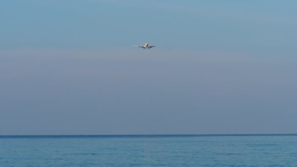 Landstigning Jetplan Blå Himmel Långsökt Fotografier Ett Passagerarflygplan Som Flyger — Stockvideo