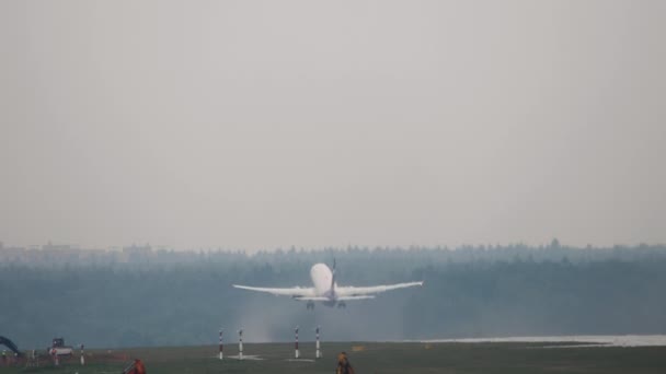 Avion Passagers Réaction Avec Livrée Méconnaissable Décollant Vue Arrière Plan — Video
