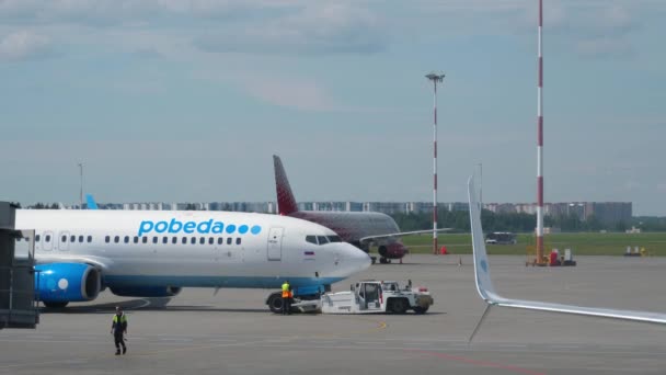Saint Petersburg Russie Juillet 2022 Boeing 737 Pobeda Avec Remorqueur — Video