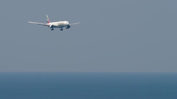 Phuket Thailand Ruari 2023 Breddflygplan Boeing 777 Från Emirates Närmar — Stockvideo