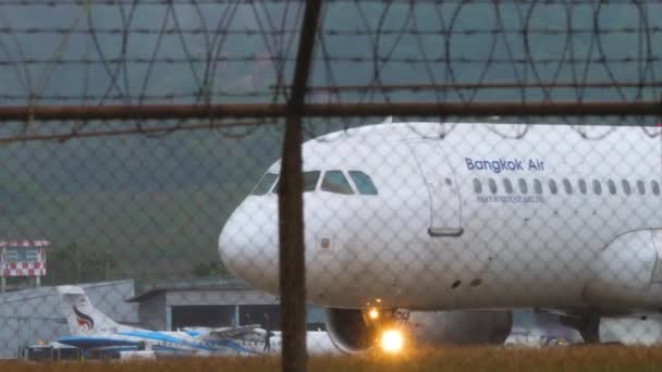 Phuket Tajlandia Styczeń 2023 Samolot Komercyjny Bangkok Air Kołowania Pasie — Wideo stockowe