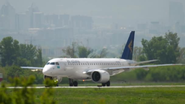 Almaty Kasakhstan Mai 2019 Das Verkehrsflugzeug Embraer E190 Der Air — Stockvideo