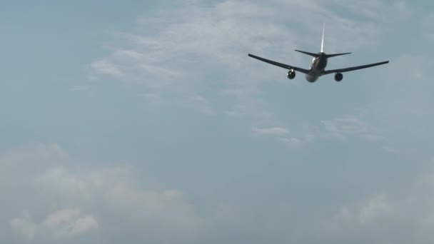 Επιβατικό Αεροπλάνο Αγνώριστη Στολή Απογειώνεται Και Ανεβαίνει Κάτω Όψη Αεροσκάφος — Αρχείο Βίντεο