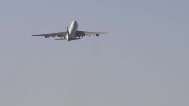 货物宽体四架引擎飞机 起飞时 升空时 远距离射击时 后视镜 巨大的运输机在空中起飞 — 图库视频影像