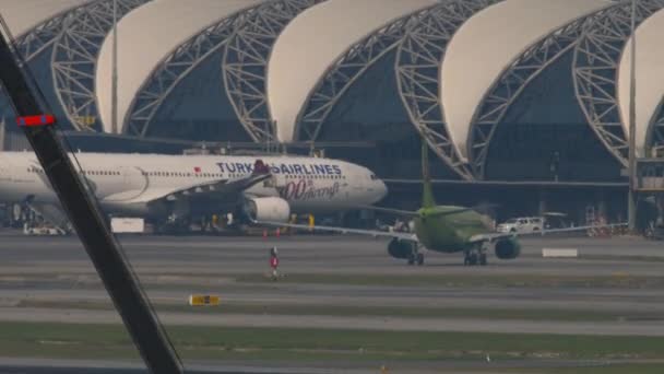 Bangkok Thailand Mart 2023 Suvarnabhumi Havaalanı Nda Airlines Yolcu Uçağının — Stok video