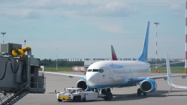Saint Petersburg Russia Lipiec 2022 Ciągnik Ciągnie Samolot Boeing 737 — Wideo stockowe