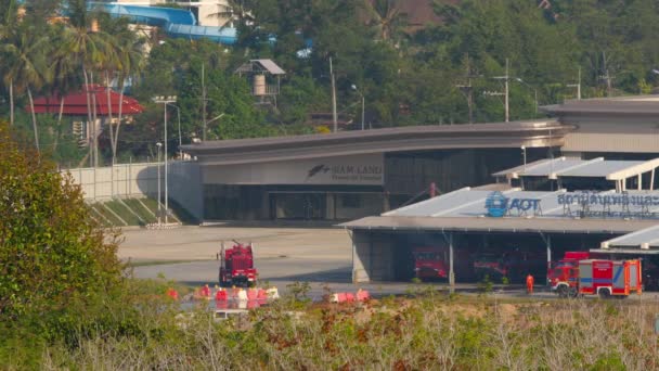 Phuket Tailandia Febrero 2023 Camión Bomberos Rojo Aeropuerto Aire Libre — Vídeos de Stock