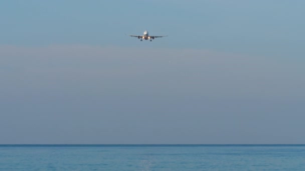 Εμπορικό Αεροπλάνο Που Πετά Μπλε Ουρανό Και Φόντο Θάλασσα Concept — Αρχείο Βίντεο