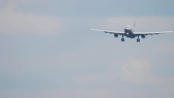Widok Przodu Samolotu Pasażerskiego Zbliżającego Się Lądowania Zejście Samolotu Lądowanie — Wideo stockowe