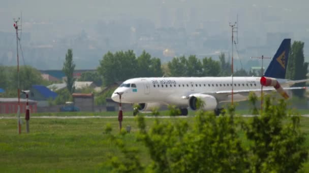 Almaty Kazakhstan Mayo 2019 Avión Embraer E190 Air Astana Circulando — Vídeos de Stock