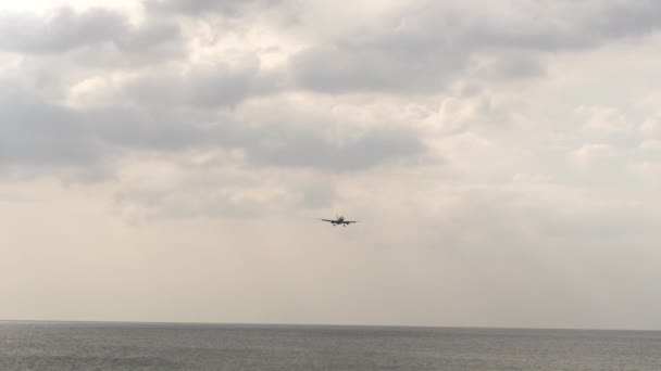 Снимок Реактивного Самолета Приближающегося Посадке Над Морем Облачный Фон — стоковое видео