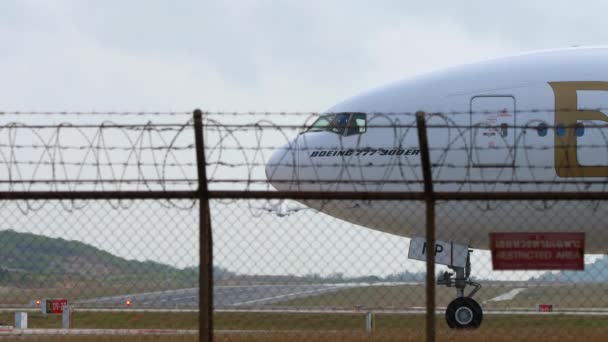 Пюкет Таиланд Января 2023 Боинг 777 Эмиратов Возле Взлетно Посадочной — стоковое видео