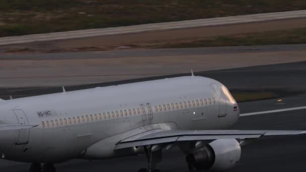 Phuket Thailand 2023年2月19日 A320 214号空中客车 在泰国普吉机场起飞前 飞机的Hs Vkt加速 飞机照亮黎明 — 图库视频影像