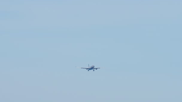 Avión Comercial Volando Con Cielo Azul Fondo Marino Concepto Viajes — Vídeos de Stock