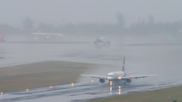 Phuket Tajlandia Luty 2023 Samolot Pasażerski Azur Air Hamuje Wylądowaniu — Wideo stockowe