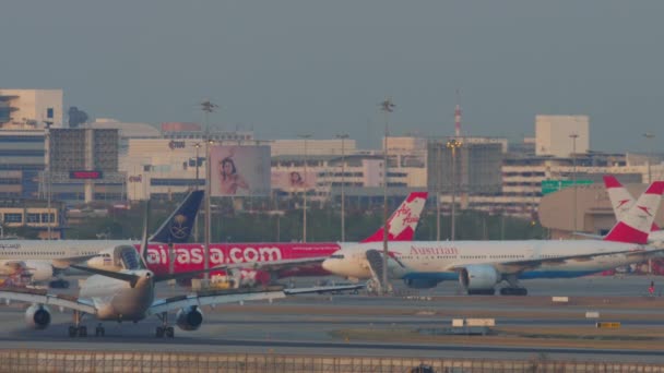 Bangkok Thailand Januar 2023 Cathay Pacific Flugzeug Bremst Auf Dem — Stockvideo