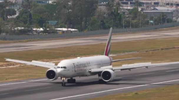 Phuket Thailand February 2023 Boeing 777 Emirates Гальмує Після Приземлення — стокове відео