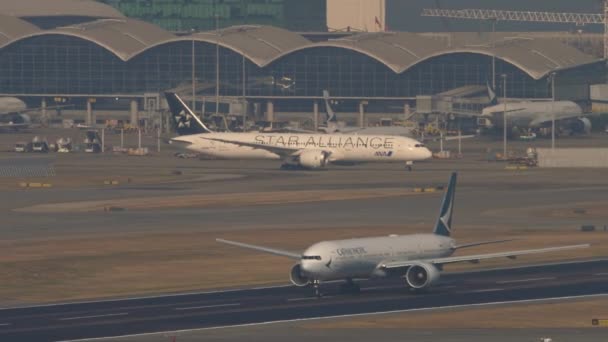 Hong Kong Kasım 2019 Boeing 777 Cathay Pacific Ten Kqj — Stok video