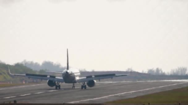 Vista Traseira Frenagem Avião Passageiros Jato Após Aterragem Filmagem Aeronaves — Vídeo de Stock