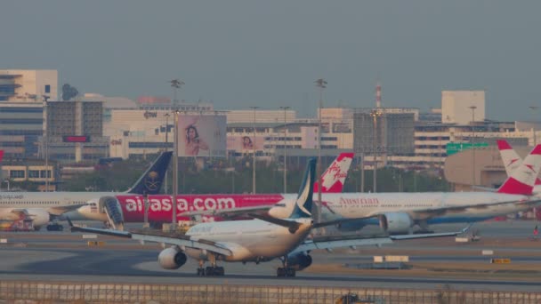 Bangkok Thailand Janeiro 2023 Cathay Pacific Plane Braking Suvarnabhumi Airport — Vídeo de Stock