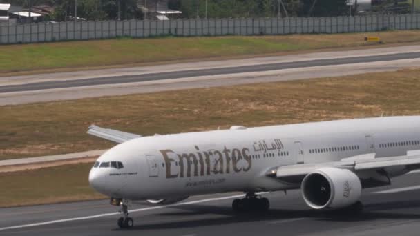 Phuket Thailand February 2023 Letadlo Boeing 777 Emirates Brzdí Přistání — Stock video
