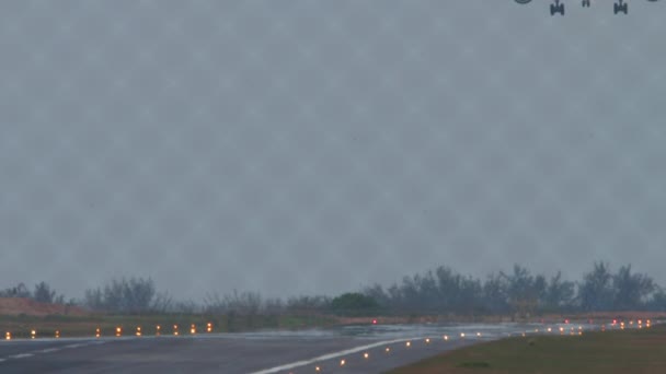 Широкий Авіалайнер Наближається Приземлення Аеропорту Пхукета Вид Через Паркан Літак — стокове відео