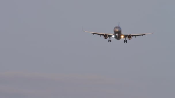 Landung Eines Passagierflugzeugs Frontansicht Sinkflug Des Flugzeugs Ankunft Flugzeug Himmel — Stockvideo